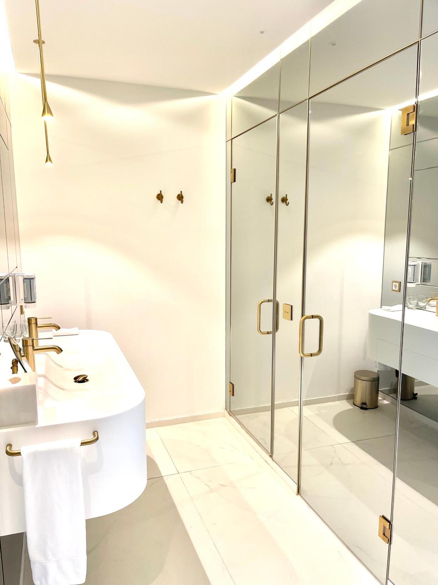 Luxury Suites & Apartments Mondrian Market Square II Варшава Номер фото